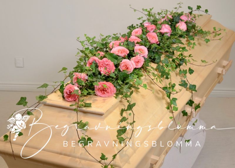 kistdekoration med rosa rosor