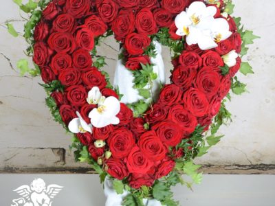 begravningshjärta med röda rosor
